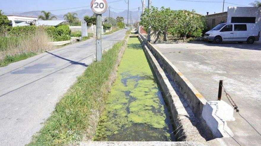 Un atrapado tras caer su vehículo en una acequia en Castelló