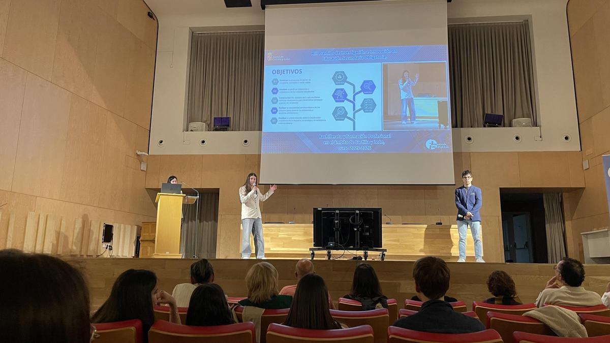 Los dos alumnos del IES Los Sauces durante la presentación.