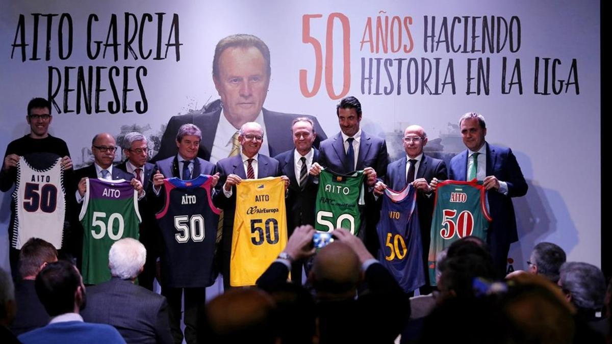 Aíto, junto con las camisetas de los equipos a los que ha dirigido, en el homenaje de este miércoles en Madrid