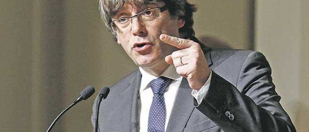 Puigdemont camufla el derechismo con la independencia.