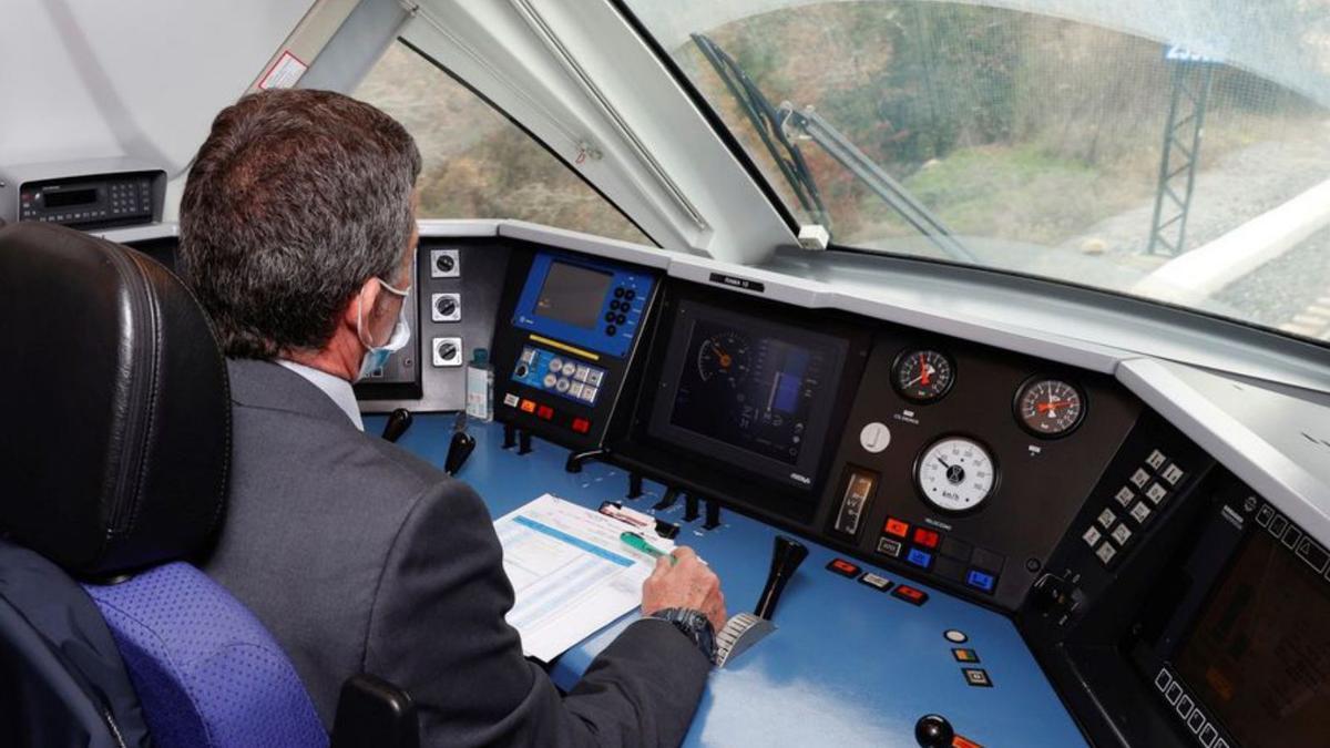 Un maquinista condueix un tren d’alta velocitat. | EFE