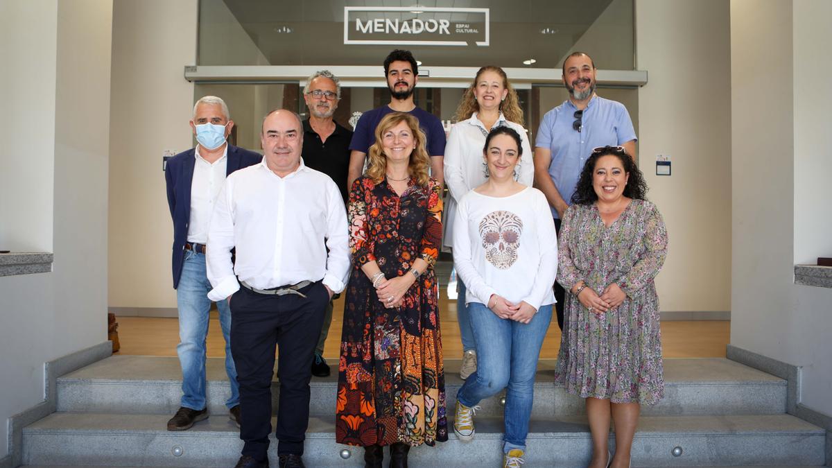 La alcaldesa junto a algunos de los participantes, este miércoles.