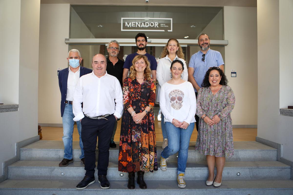 La alcaldesa junto a algunos de los participantes, este miércoles.