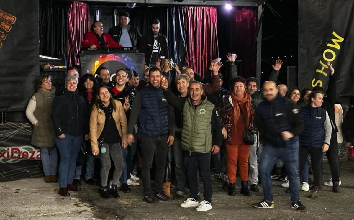 Asistentes al magosto de Noceda posan delante del escenario de Pachi Show. |