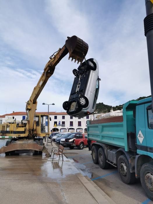 La grua rescata un cotxe al Port de la Selva