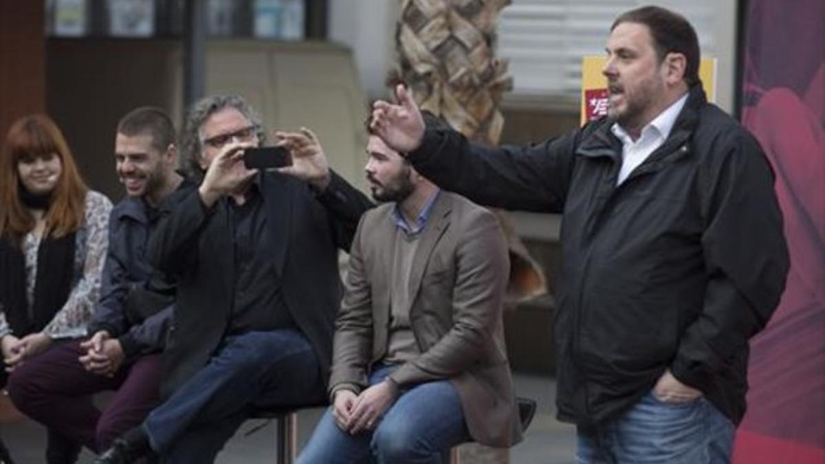 Joan Tardà, Gabriel Rufián y Oriol Junqueras, durante un mitin de ERC en Sant Adrià de Besòs.