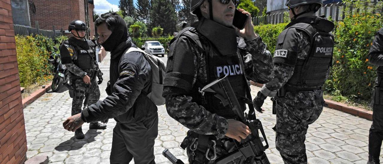 Agentes de policía montan guardia en el cementerio Vertical de Quito, antes de que comience el funeral de Fernando Villavicencio.