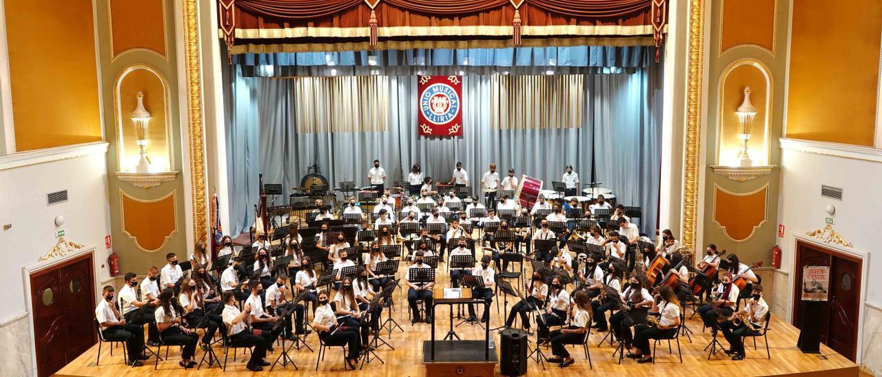 Concert de la banda juvenil de l’Unió Musical de Llíria durant un intercanvi.