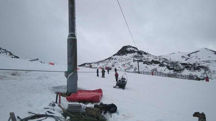 Trabajos de revisión del cable en el telesilla del Brañillín.