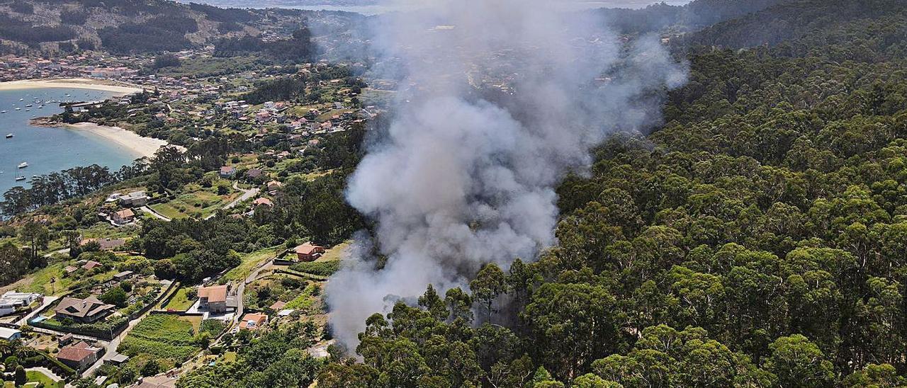 Una vista aérea de la columna de humo del incendio en Monte Subrido. |