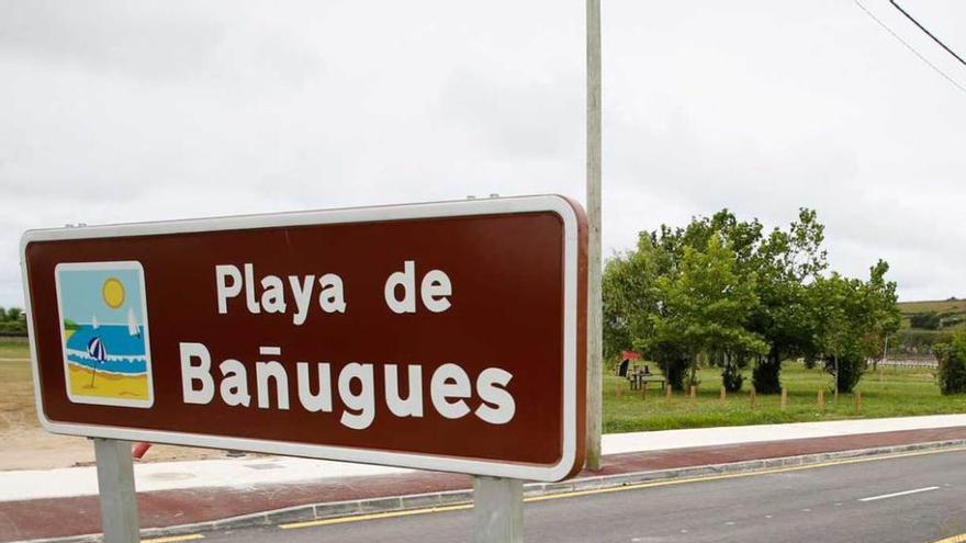 Cartel situado junto a la playa de Bañugues.