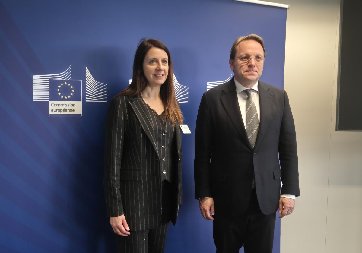 La conselleira María José Gómez, ayer, en Bruselas, con el comisario europeo de Salud y Bienestar Animal, Olivér Várhelyi.