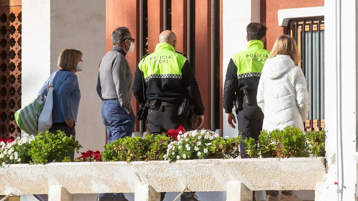 Fallece una mujer en un incendio en su casa en el edificio La Chicharra de Alicante