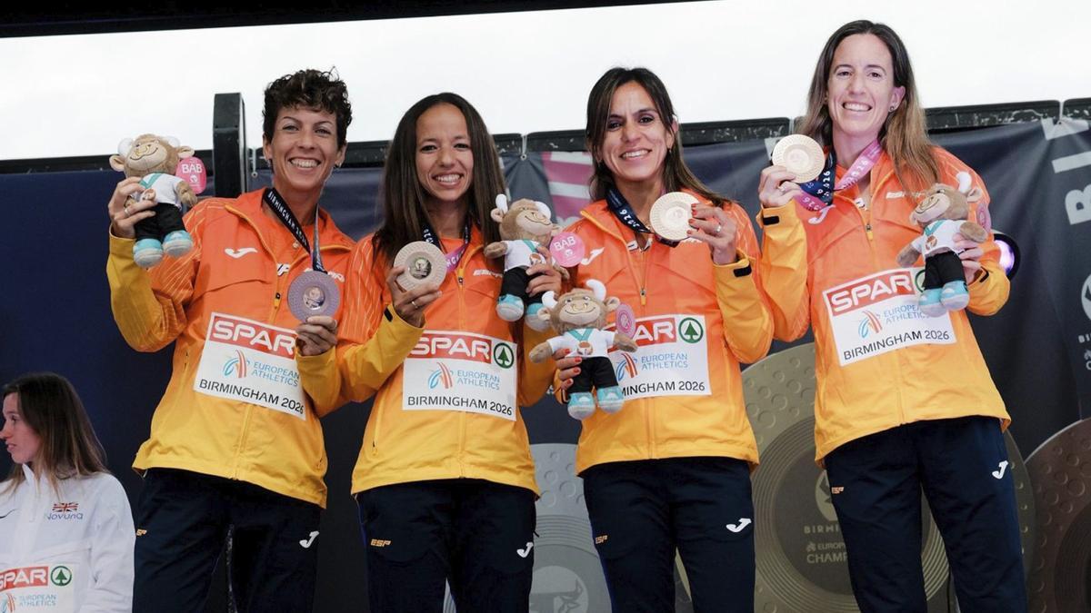 Ester Navarrete, segunda por la derecha, junto al resto de componentes del equipo español con la medalla. | RFEA