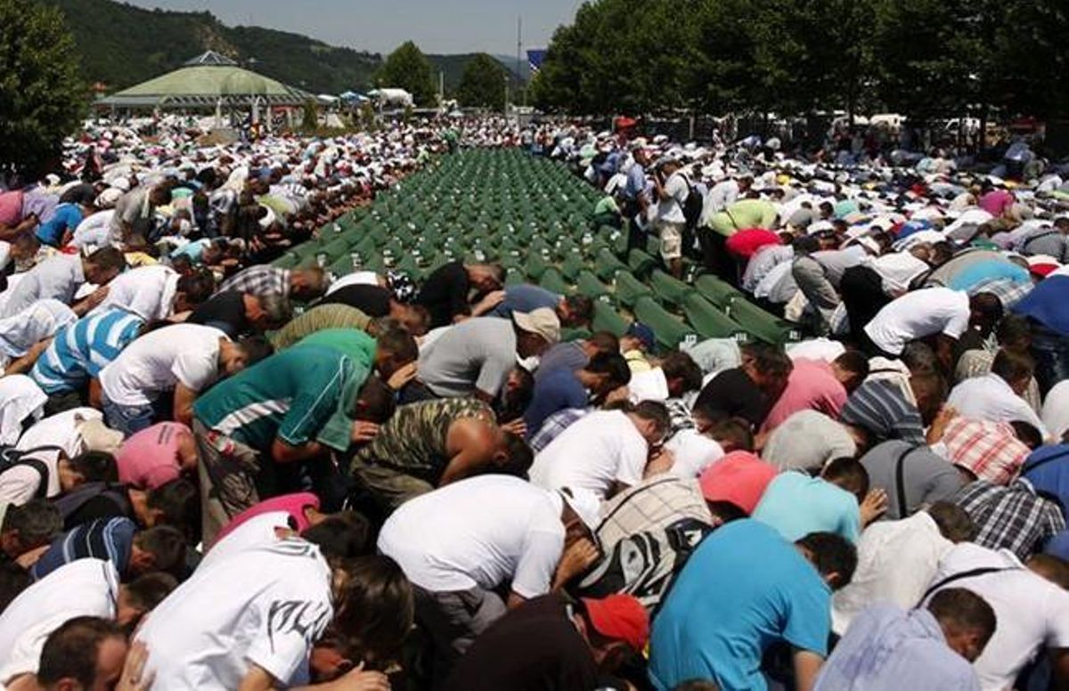 Musulmans bosnians preguen al costat dels taüts de les últimes 520 víctimes identificades de la matança de Srbrenica.