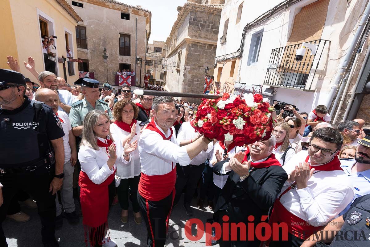 Bandeja de flores y ritual de la bendición del vino en las Fiestas de Caravaca