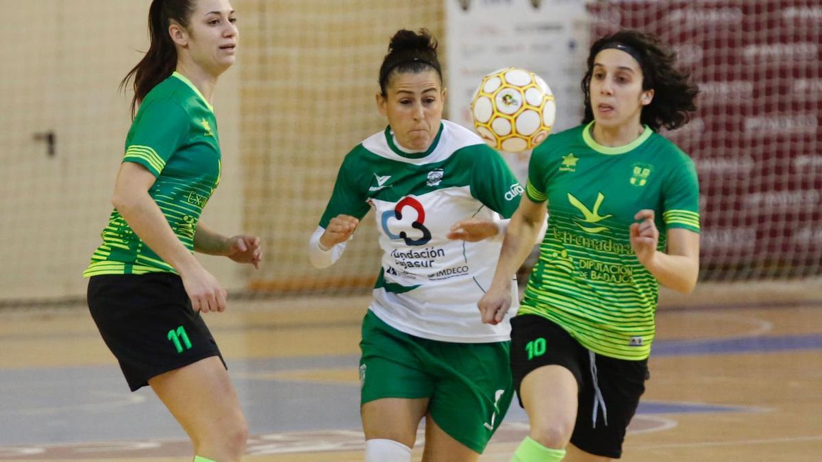 Rocío Gracia controla el balón en un encuentro del Cajasur Deportivo Córdoba.