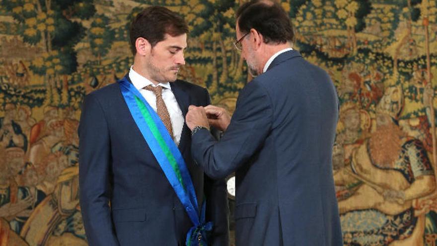 Íker recibe la Gran Cruz de manos del presidente del Gobierno, Mariano Rajoy.