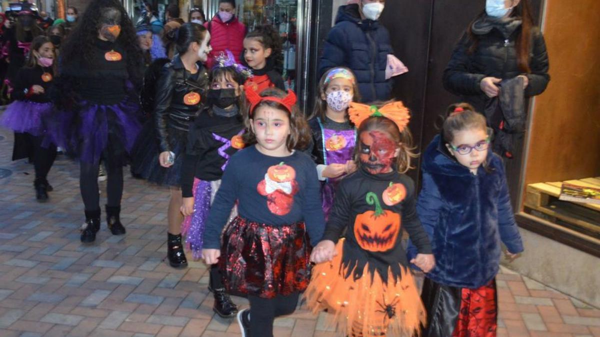 Desfile de Halloween por Benavente. | E. P.