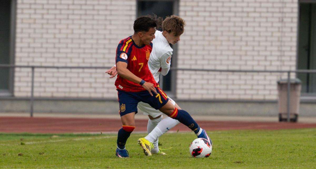 Rubén Gómez intenta superar a un rival.