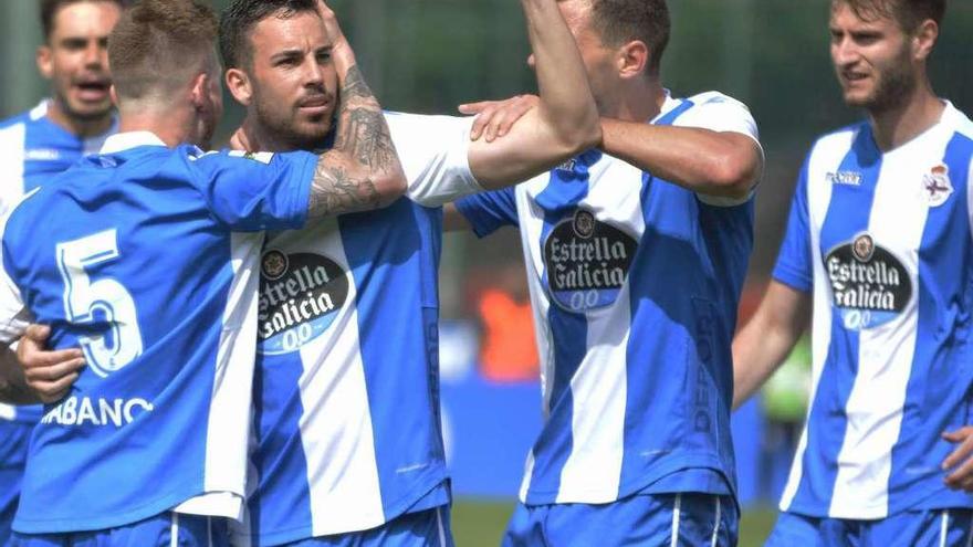 Edu Expósito celebra con sus compañeros del Fabril el gol que marcó ante el Extremadura el sábado.