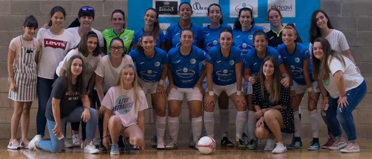 Las componentes del Rodiles A y B femenino posan juntas antes de un partido.