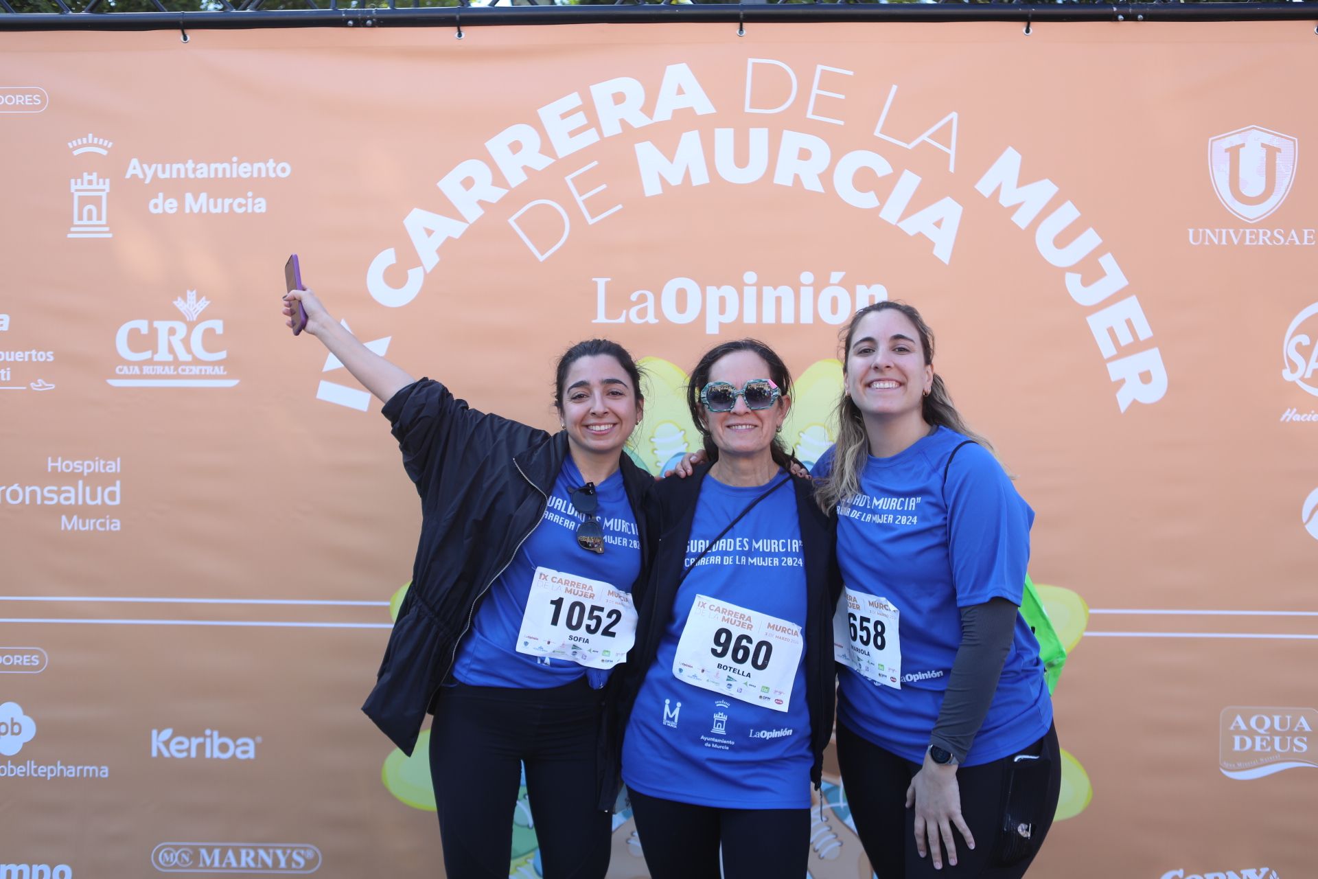 Las participantes posan en el photocall tras finalizar la Carrera de la mujer de Murcia