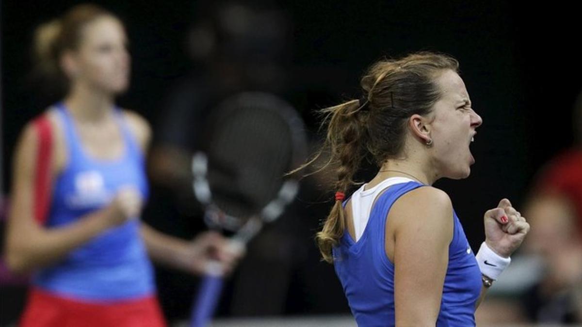 La checa Barbora Strycova (derecha) celebra un punto conseguido junto a su compatriota Karolina Pliskova  durante el definitivo partido de dobles de la final de la Copa Federación contra Rusia.