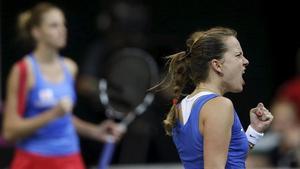 La checa Barbora Strycova (derecha) celebra un punto conseguido junto a su compatriota Karolina Pliskova  durante el definitivo partido de dobles de la final de la Copa Federación contra Rusia.