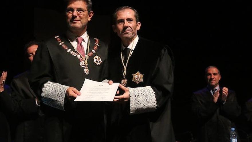 Rafael Catalá recibió la Medalla de Honor de manos de Francisco Javier Lara.