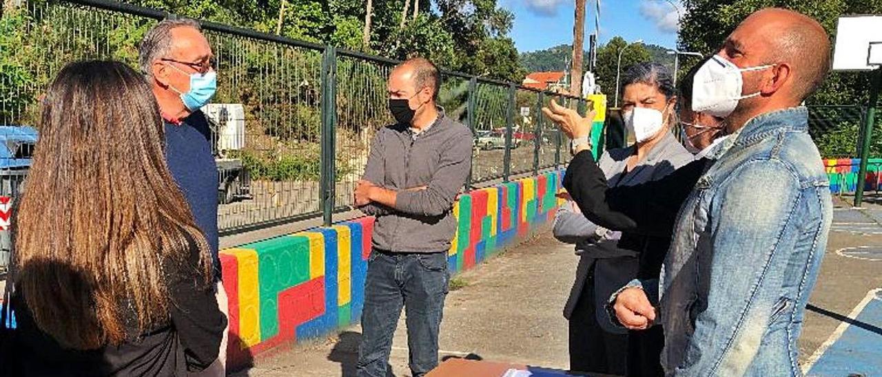 Adrián Pena, Victoria Portas y Martín Barreiro, de derecha a izquierda, en la reunión del jueves con los afectados en A Rúa. |   // G.N.