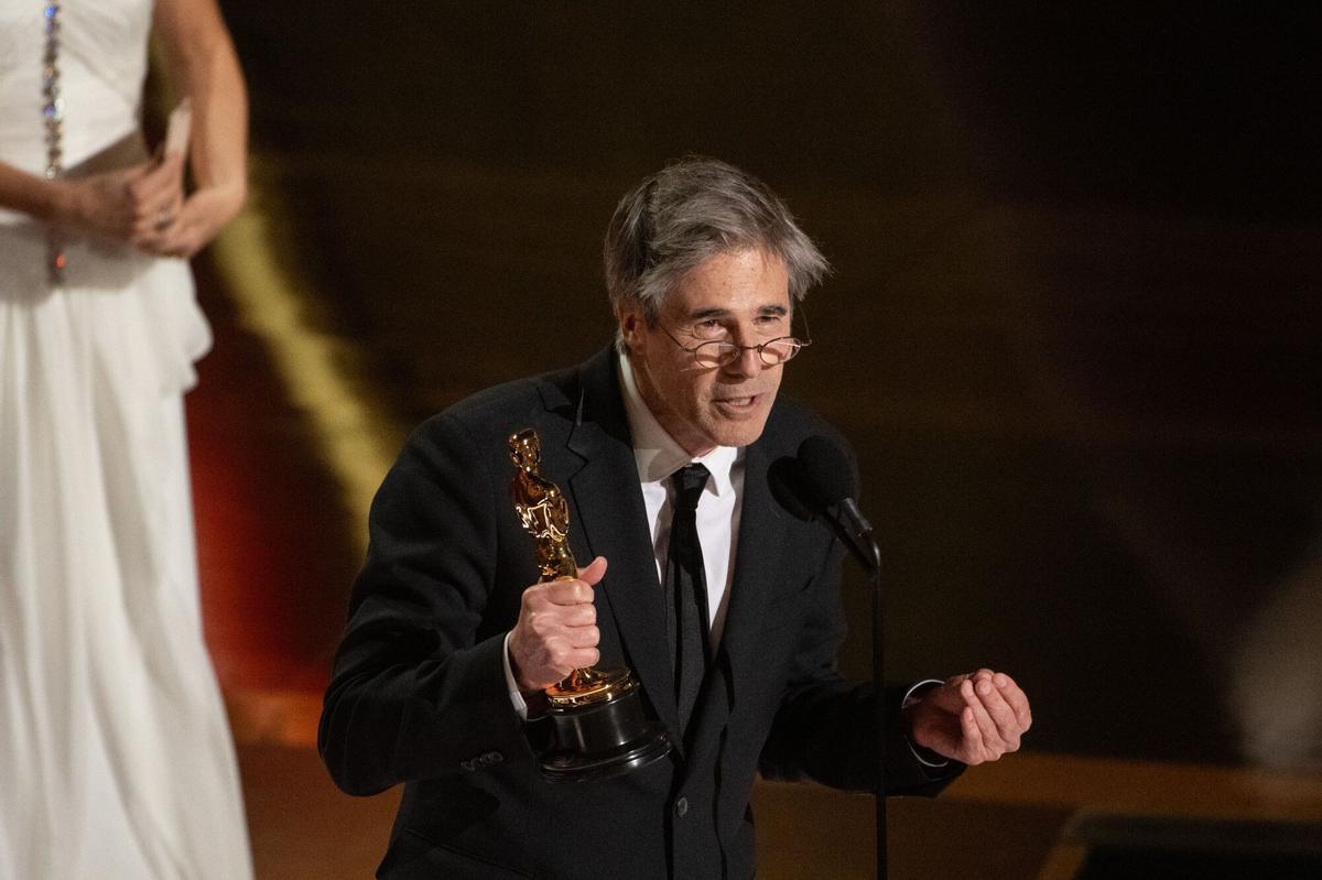 Walter Salles recoge el Oscar por 'Aún estoy aquí'.