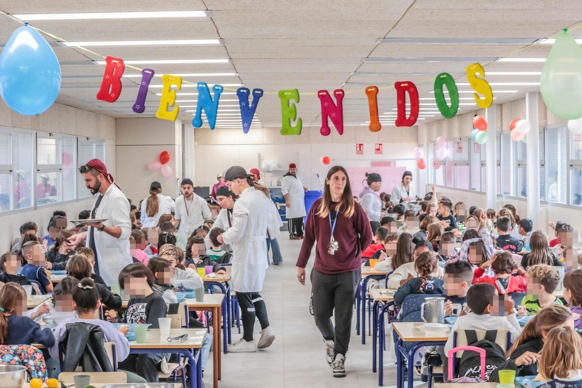 Los escolares han sido recibidos con un cartel de "Bienvenidos" y globos.