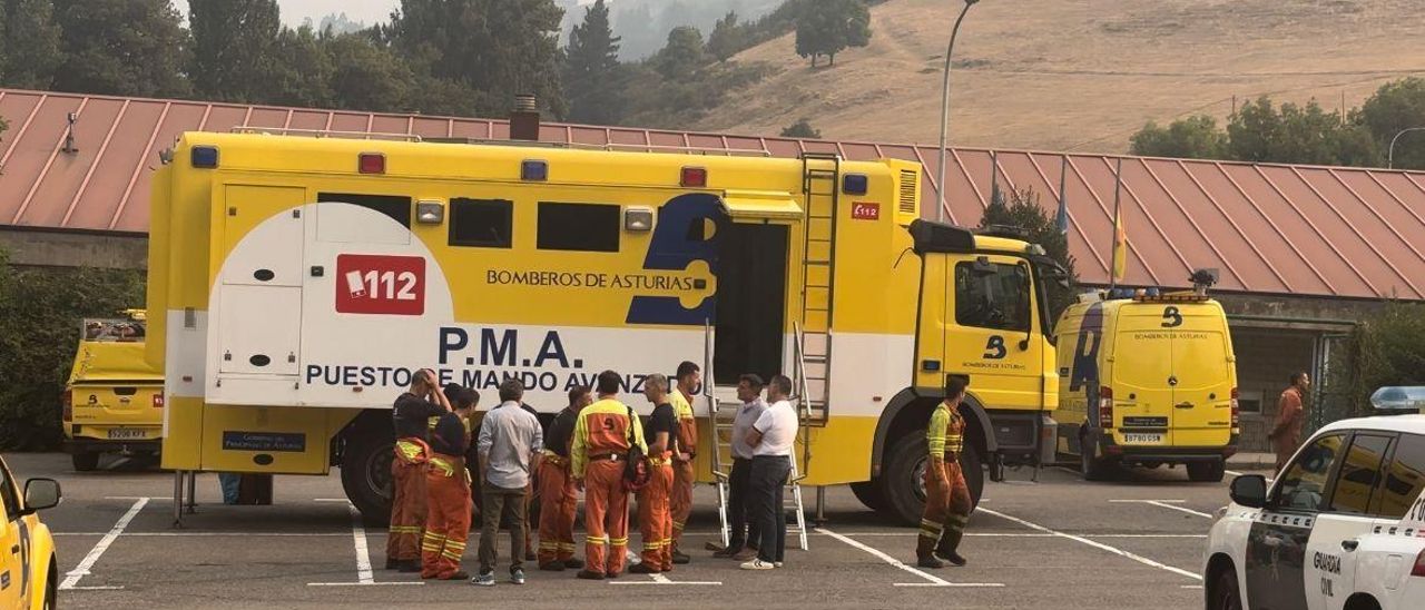 Estabilizan el alarmante incendio de Cangas del Narcea tras una noche "larga": "El fuego estuvo muy cerca de las casas"