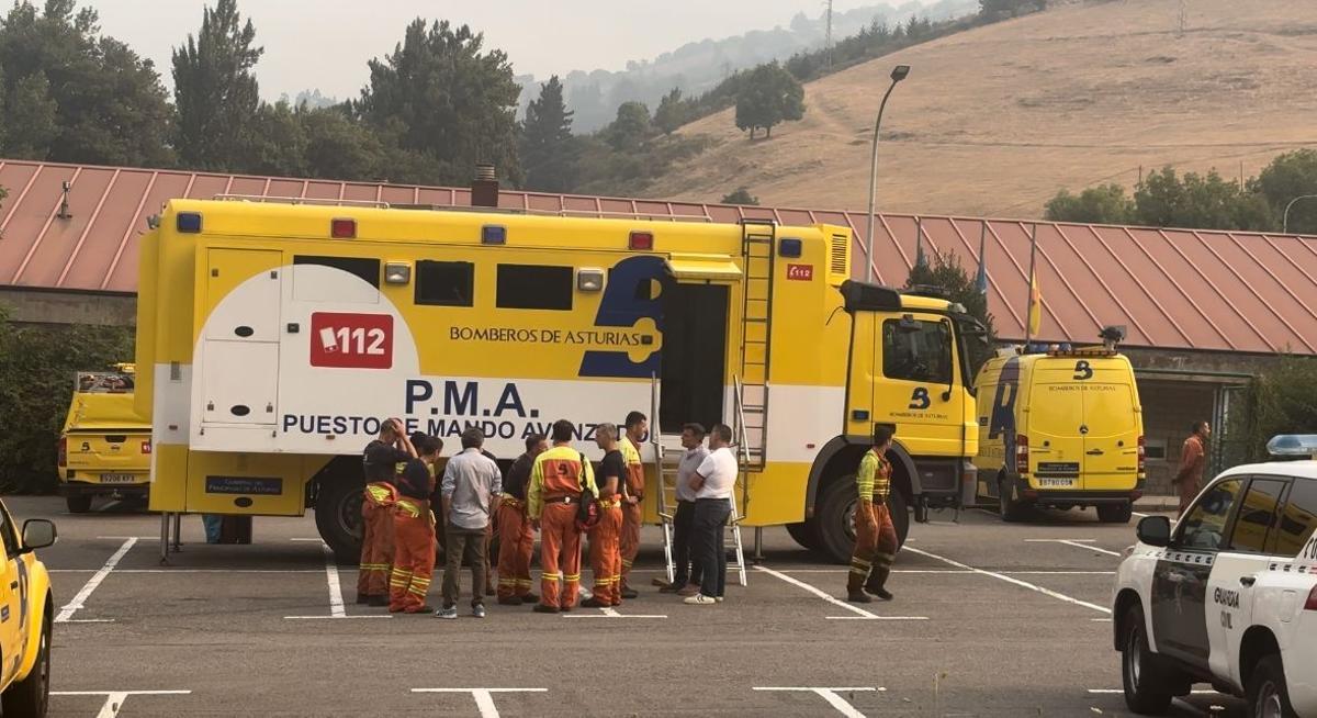 El viento complica el fuego en Cangas del Narcea y piden ayuda a la UME