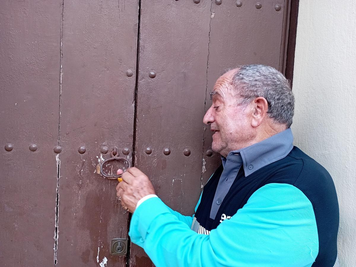 En la puerta de su antigua casa, junto a la capilla. Aún con la aldaba de cuando tenía siete años.