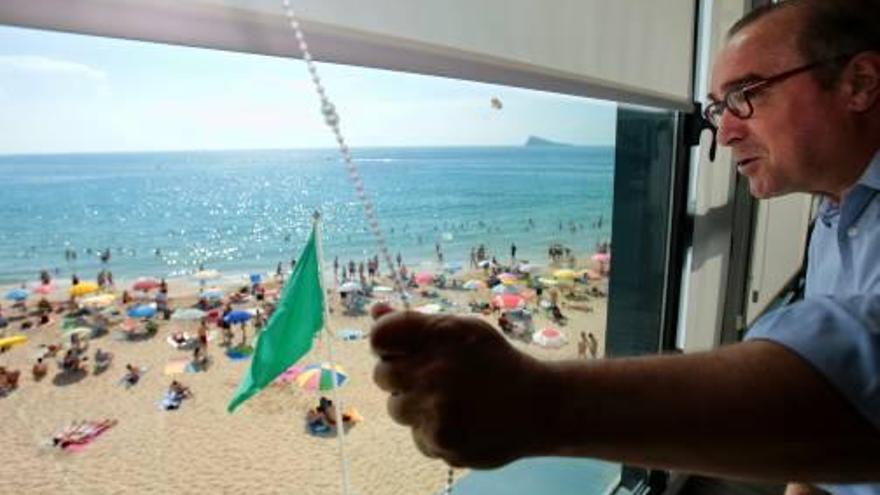 El presidente de Hosbec observa a los turistas de la playa de Levante, en una imagen reciente.