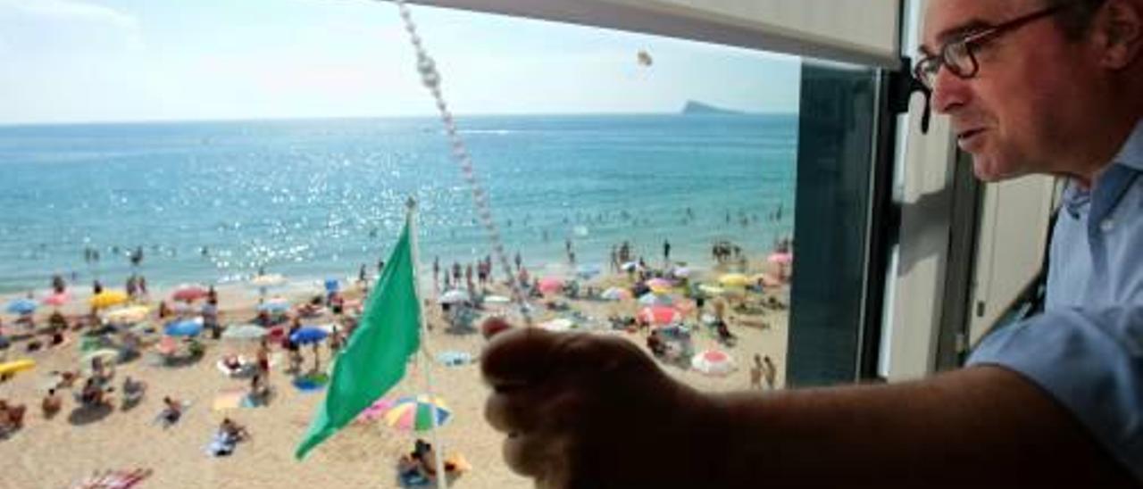 El presidente de Hosbec observa a los turistas de la playa de Levante, en una imagen reciente.