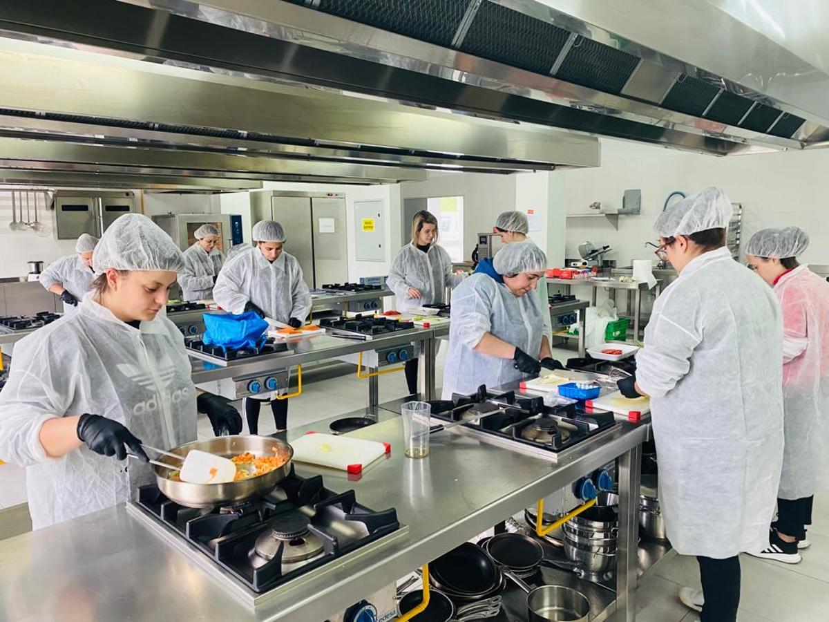 Asistentes a un curso en la cocina industrial del Lab Barbanza, equipada con 16 fogones.