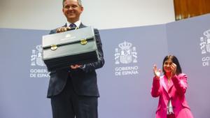 La ya exministra de Sanidad Carolina Darias (d) hace entrega de la cartera a su sucesor José Manuel Miñones (i) en la toma de posesión de su cargo en Madrid.