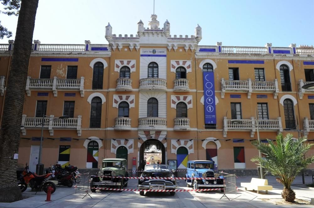 Lo coches antiguos conquistan  el Cuartel de Artillería