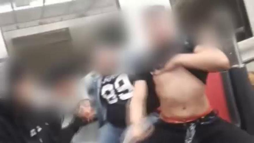 La policía investiga a un grupo de menores que mostraba sus armas en el metro de Bilbao