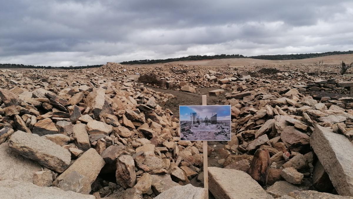 Los restos de Argusino que han emergido sobre las aguas del embalse de Almendra