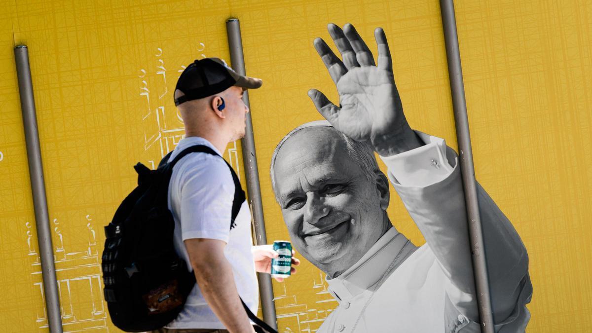 Cartel publicitario de la visita del Papa, en la plaza de Cibeles, a 28 de mayo de 2026, en Madrid (España).