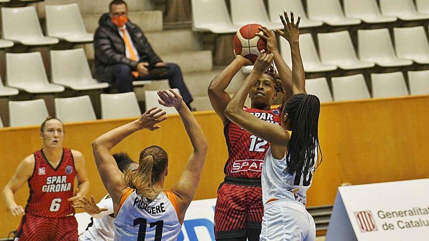 Eldebrink, defensada per Jessica Thomas.