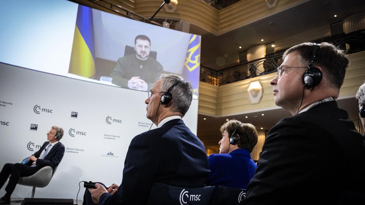 El secretario general de la OTAN, Jens Stoltenberg, escucha un discurso del presidente de Ucrania, Volodimir Zelenski, en la cumbre de la Conferencia de Seguridad de Múnich.