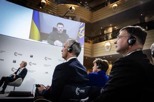 El secretario general de la OTAN, Jens Stoltenberg, escucha un discurso del presidente de Ucrania, Volodimir Zelenski, en la cumbre de la Conferencia de Seguridad de Múnich