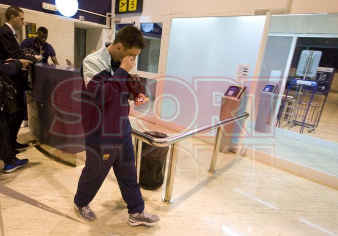 Messi, triste y abatido en el aeropuerto de Sevilla