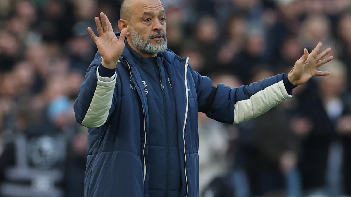 LONDON (United Kingdom), 30/11/2025.- West Ham's manager Nuno Espirito Santo gestures during the English Premier League match between West Ham and Liverpool in London, Britain, 30 November 2025. (Reino Unido, Londres) EFE/EPA/NEIL HALL EDITORIAL USE ONLY. No use with unauthorized audio, video, data, fixture lists, club/league logos, 'live' services or NFTs. Online in-match use limited to 120 images, no video emulation. No use in betting, games or single club/league/player publications.