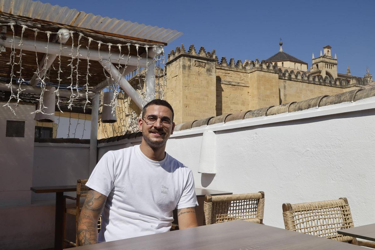 José Valero, responsable del Horno de San Luis, vio desde su negocio el incendio de la Mezquita-Catedral de Córdoba el 8 de agosto del pasado 2025.
